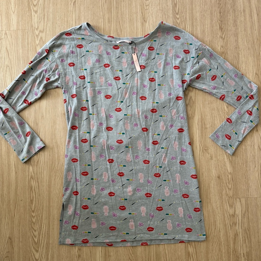 Victoria's Secret Long Sleeve tee lip perfume print design nwt